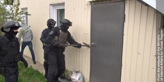 Polizia russa in assetto anti-terrorismo mentre irrompe nelle proprietà dei Testimoni 