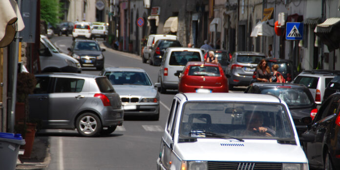 Traffico in via Dante Alighieri Montefiascone