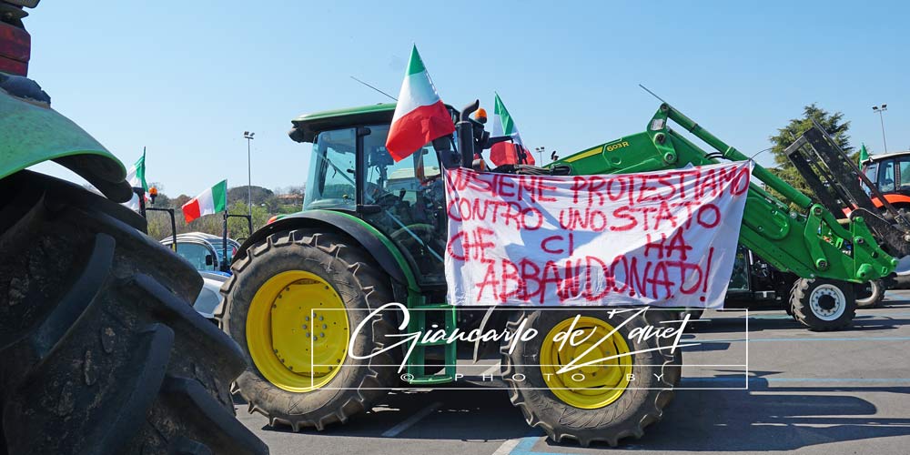 Protesta Agricoltori Trattori in Piazza