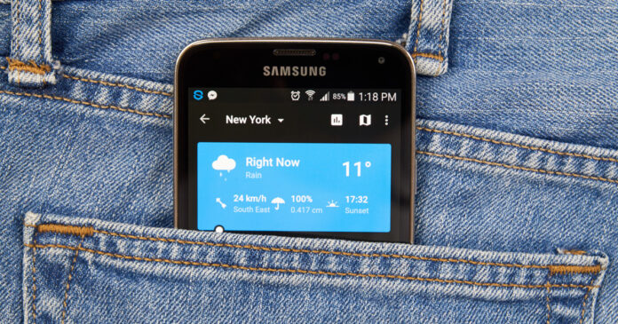 smartphone nei pantaloni